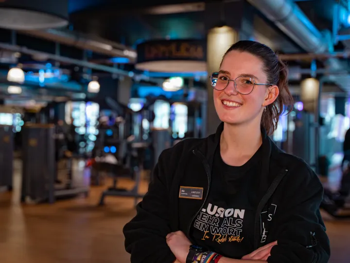 Modernes Limitless Fitnessstudio mit Trainingsgeräten und Wandgrafik