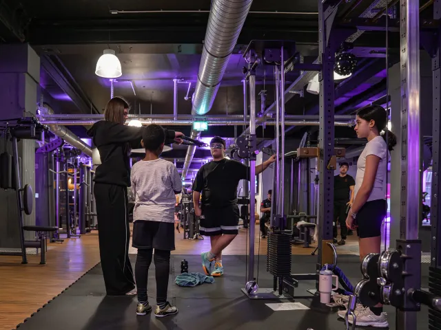 Cardio-Bereich mit stimmungsvoller Beleuchtung